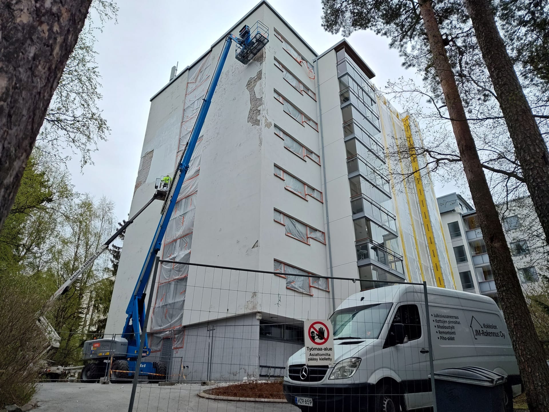Julkisivusaneeraustyömaa kerrostalolla