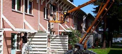 Rivitalon ulkomaalaustyö henkilönostimelta