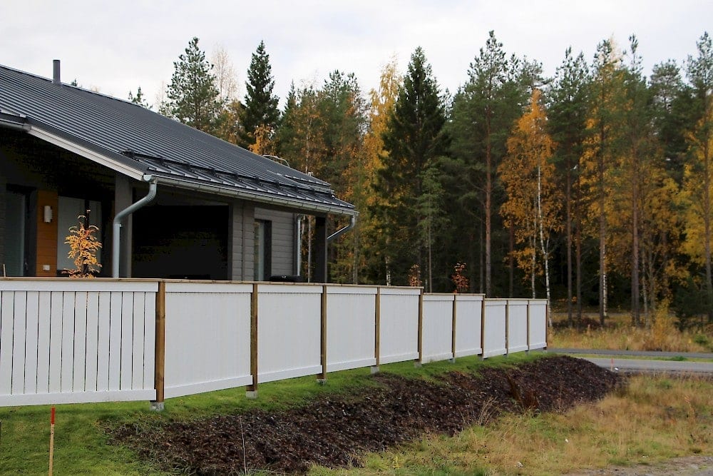 Valmis valkoinen puinen piha-aita