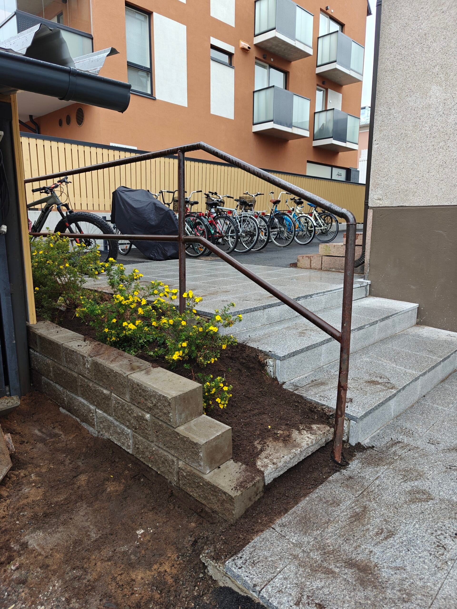 Parvekkeen betonikorjaustyö käynnissä