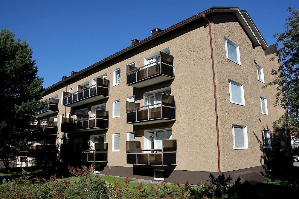 Maalattu kerrostalon julkisivu ja parvekkeet