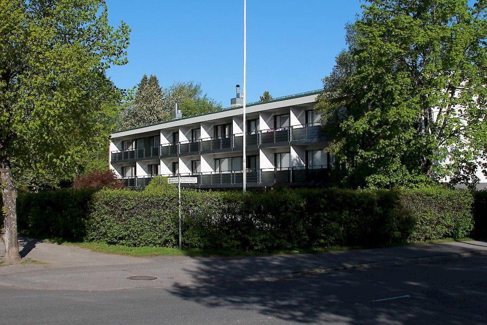 Maalattu kerrostalon julkisivu