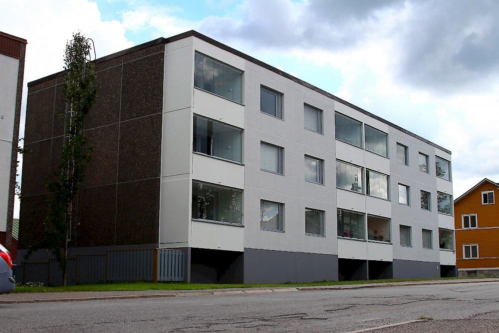 Saneerattu vaalea kerrostalon julkisivu