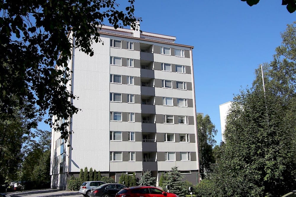 Kerrostalon julkisivu saneerauksen jälkeen